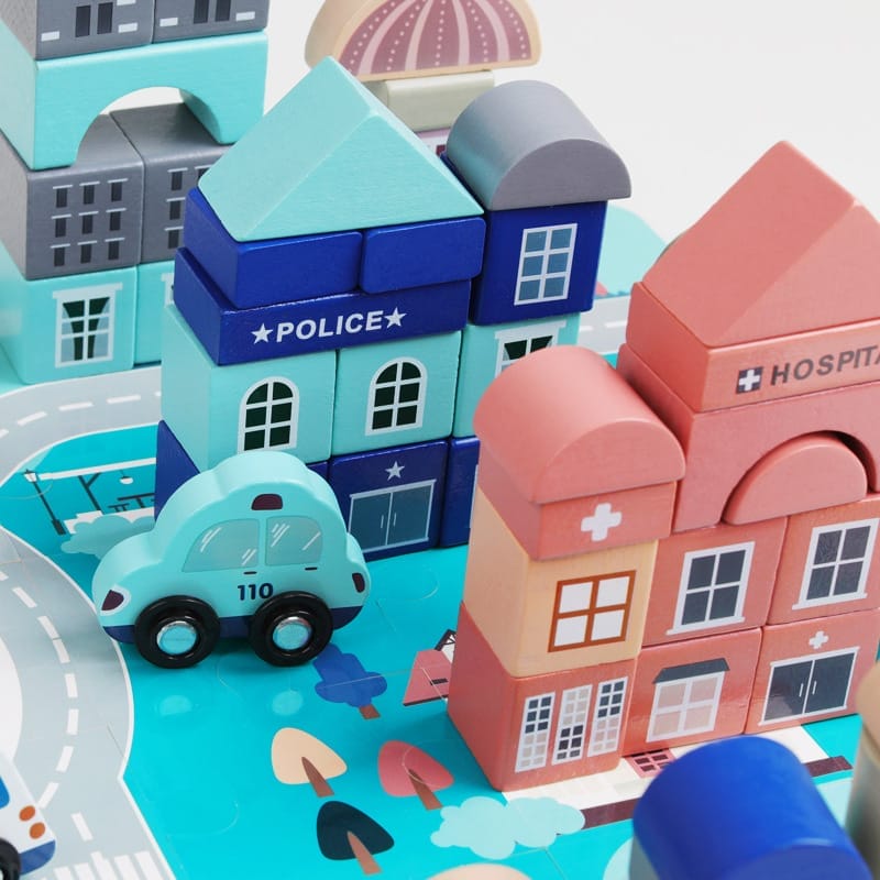 Constructions en bois représentant une ville avec petites voitures, panneaux de police et d’hôpital. Catégorie Jeux de construction.