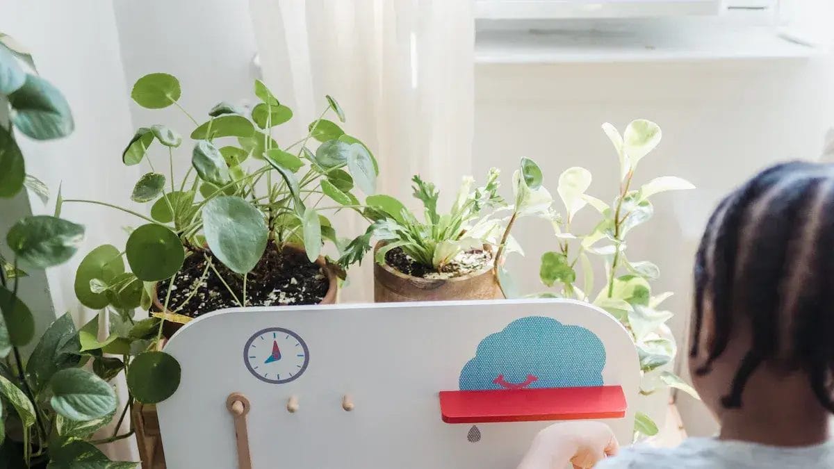 Enfant jouant avec une horloge et une station météo en bois. Jeux d'imitation en bois.