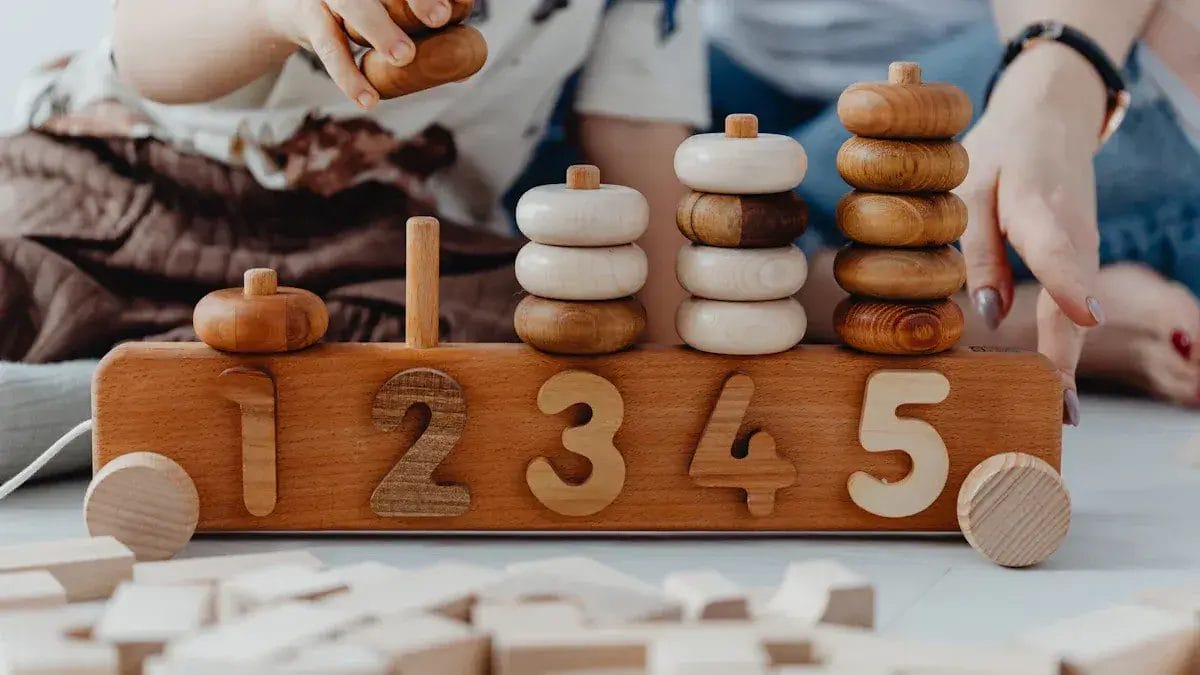 Train à chiffres en bois avec anneaux empilables. Un enfant joue avec ce jouet éducatif.