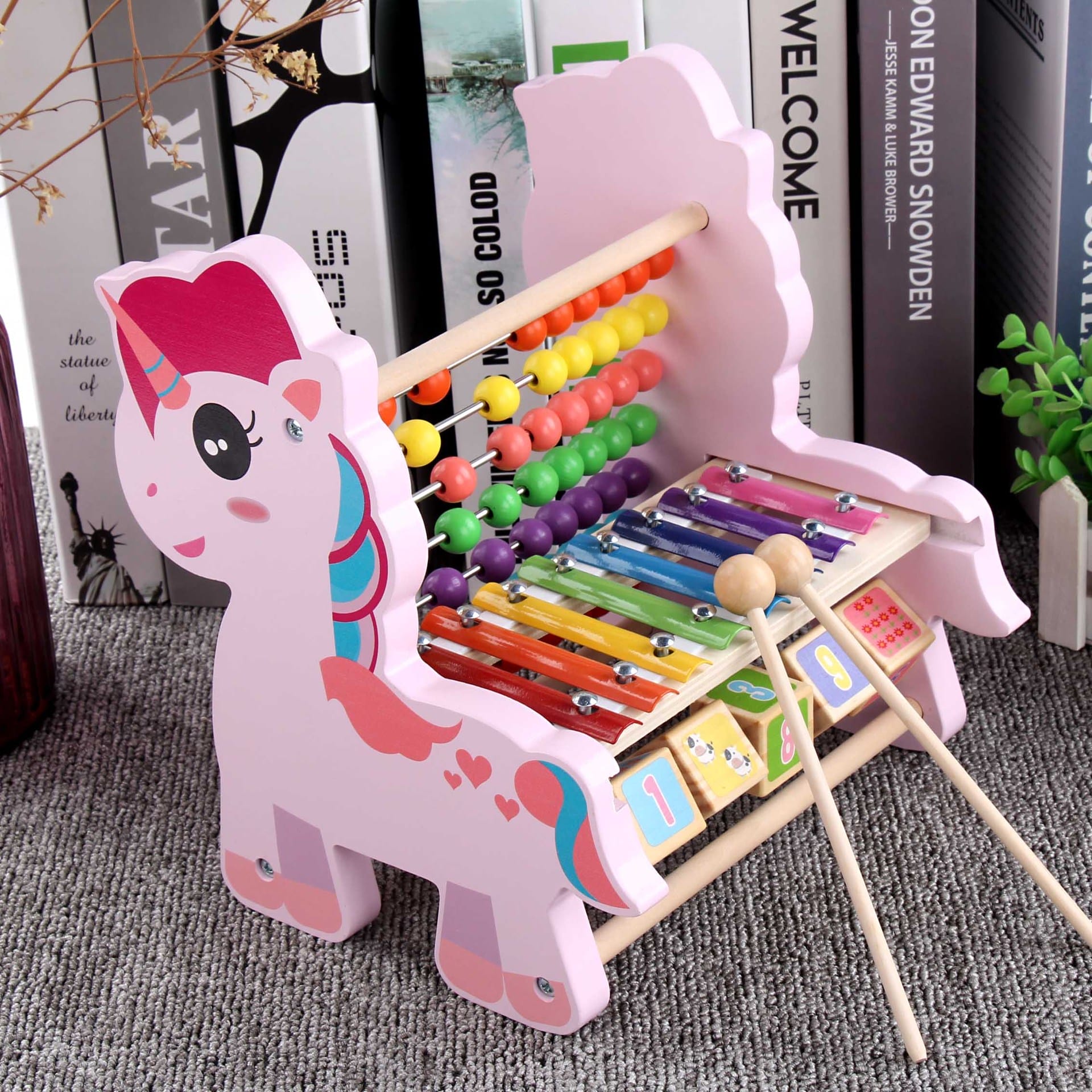 Jouet xylophone licorne en bois rose avec boulier et blocs numériques.