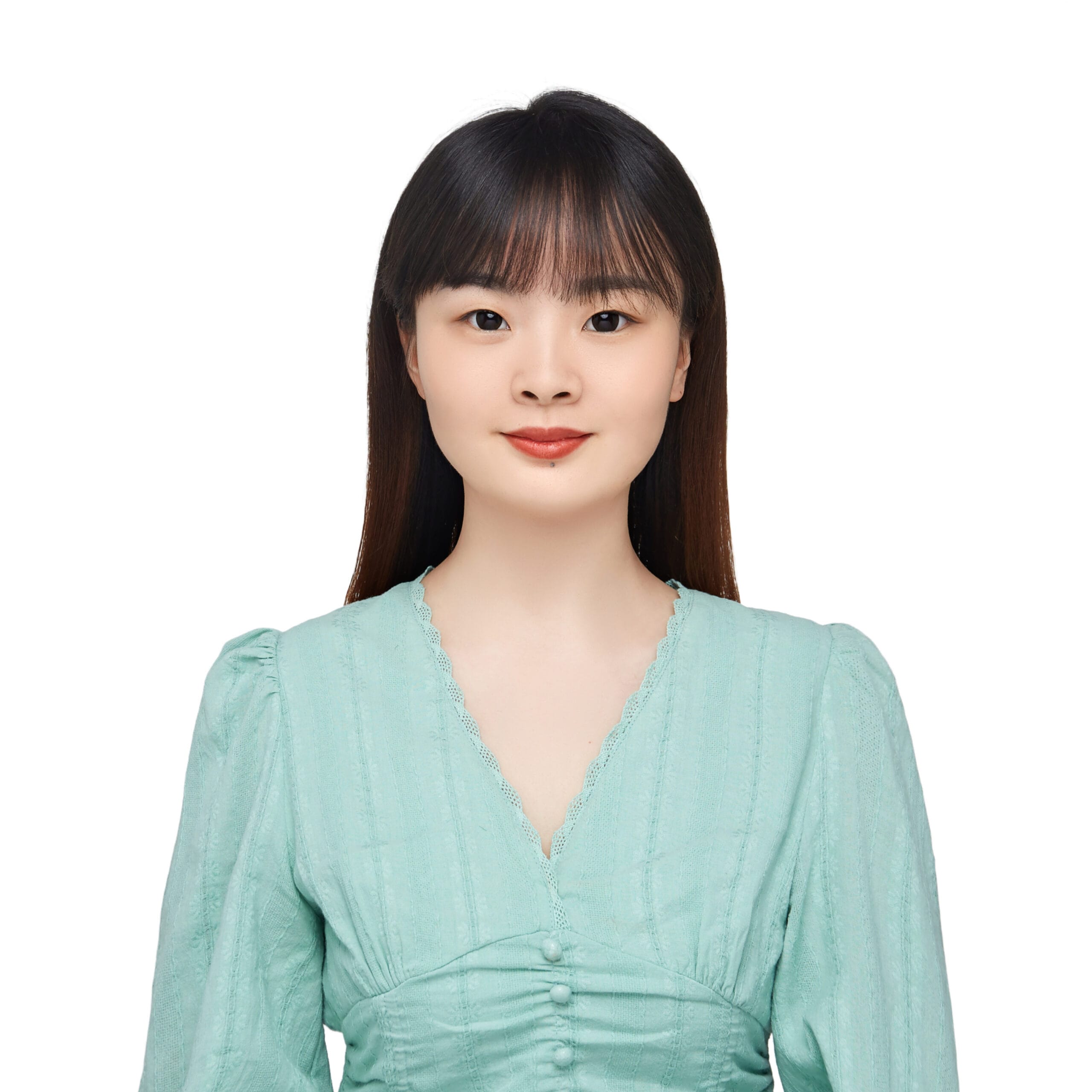 Jeune femme aux cheveux noirs et raides, portant un chemisier vert menthe.