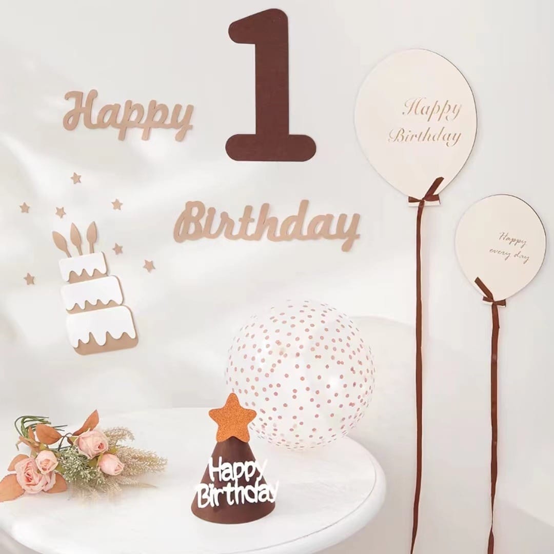 Cadeaux d'anniversaire pour le premier anniversaire : bannière « Joyeux anniversaire », numéro un, gâteau, ballons.