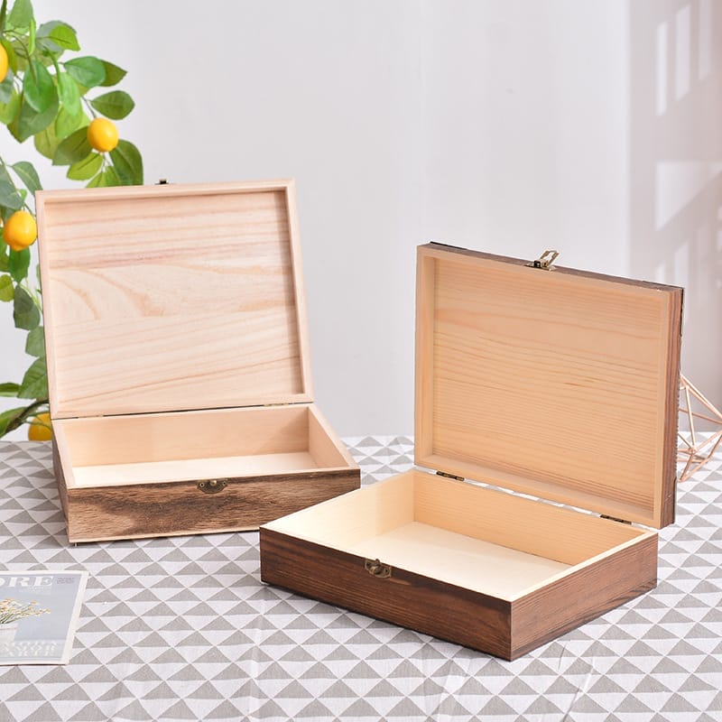Deux boîtes de rangement en bois rustiques avec couvercles ouverts, mettant en valeur leur intérieur.