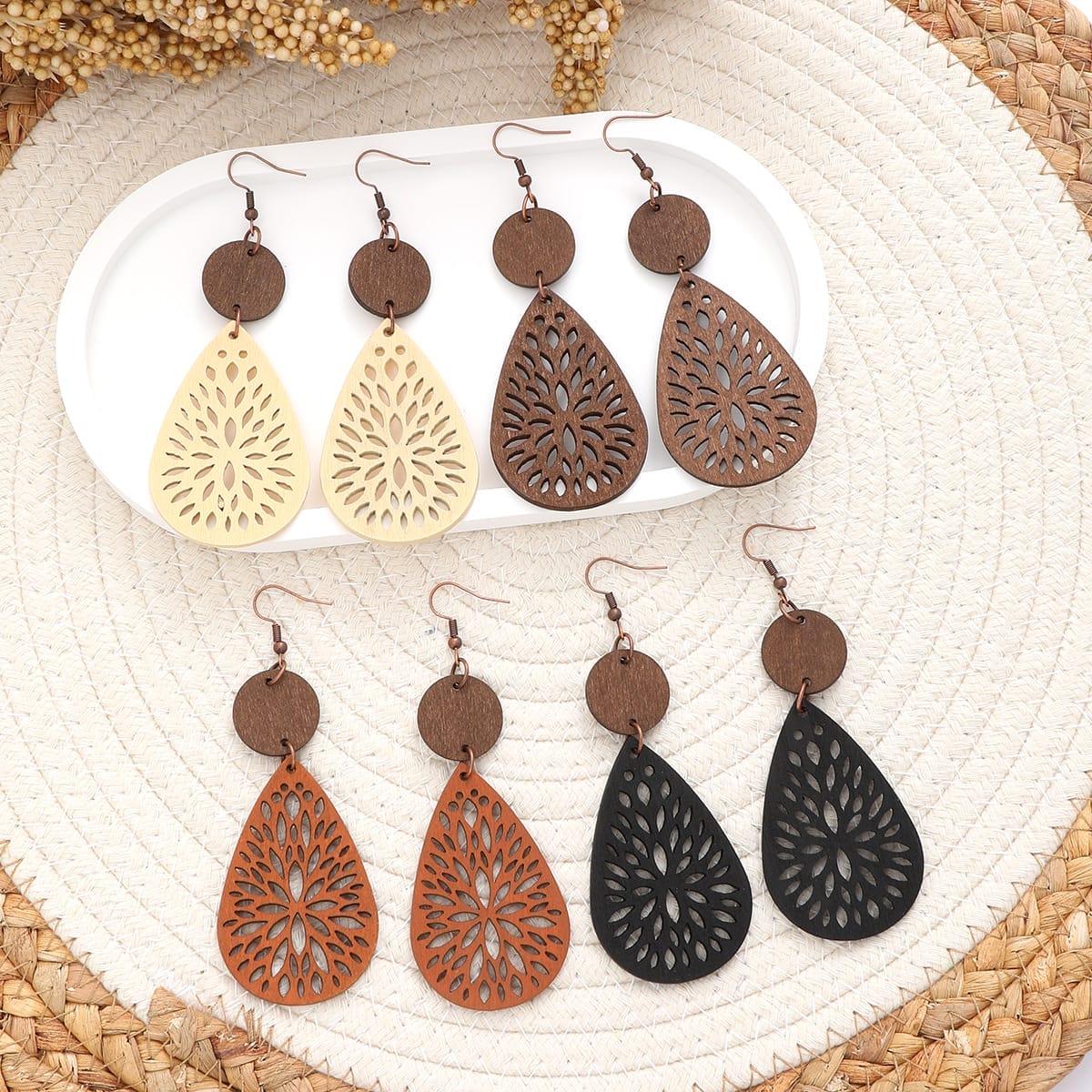 Assortiment de boucles d'oreilles en bois en forme de larme avec des motifs complexes découpés au laser.