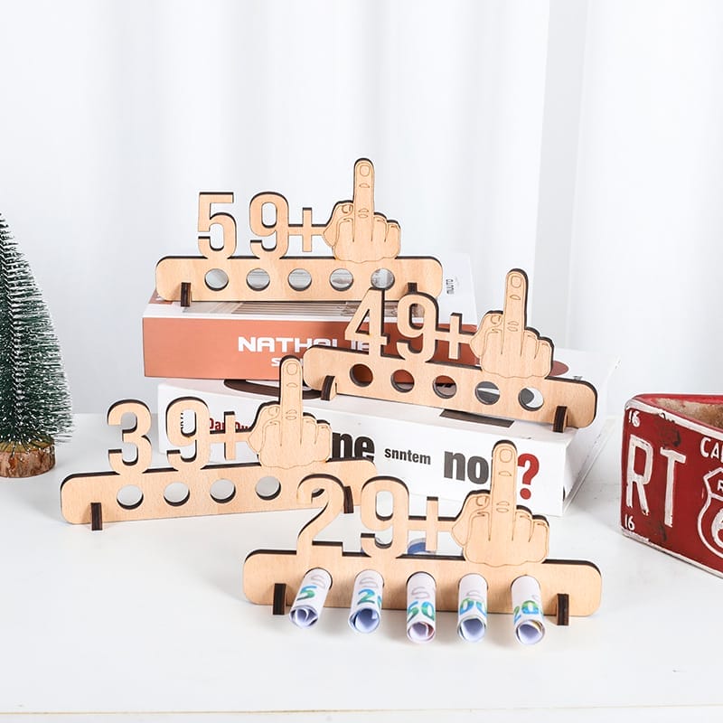 Porte-monnaie en bois avec motif de majeur. Idéal comme cadeau d'anniversaire ou décoration de table anniversaire. Chiffres 29+, 39+, 49+, 59+ illustrés.