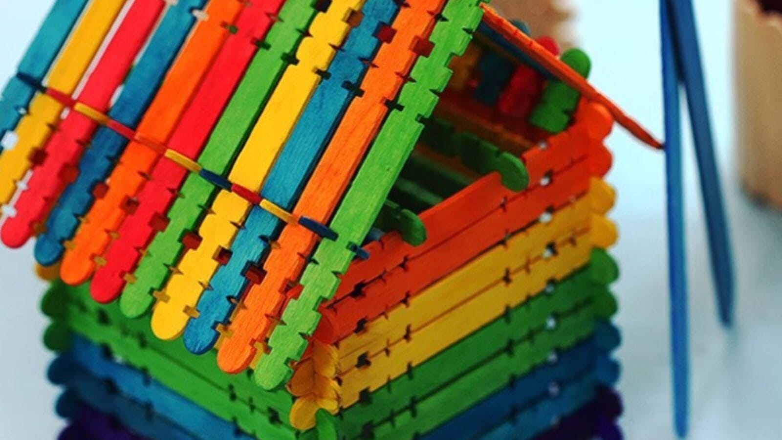 Projet de bricolage d'une maison en bâtonnets de glace colorés