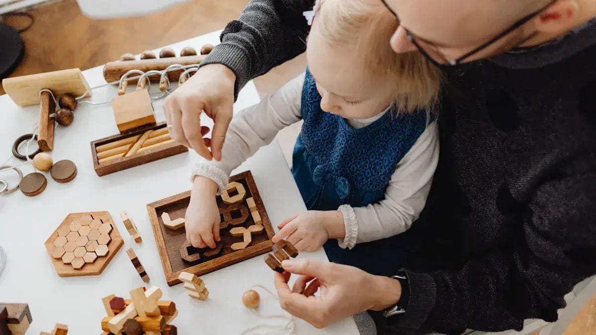 Père et fille jouant avec des puzzles en bois et des casse-têtes.