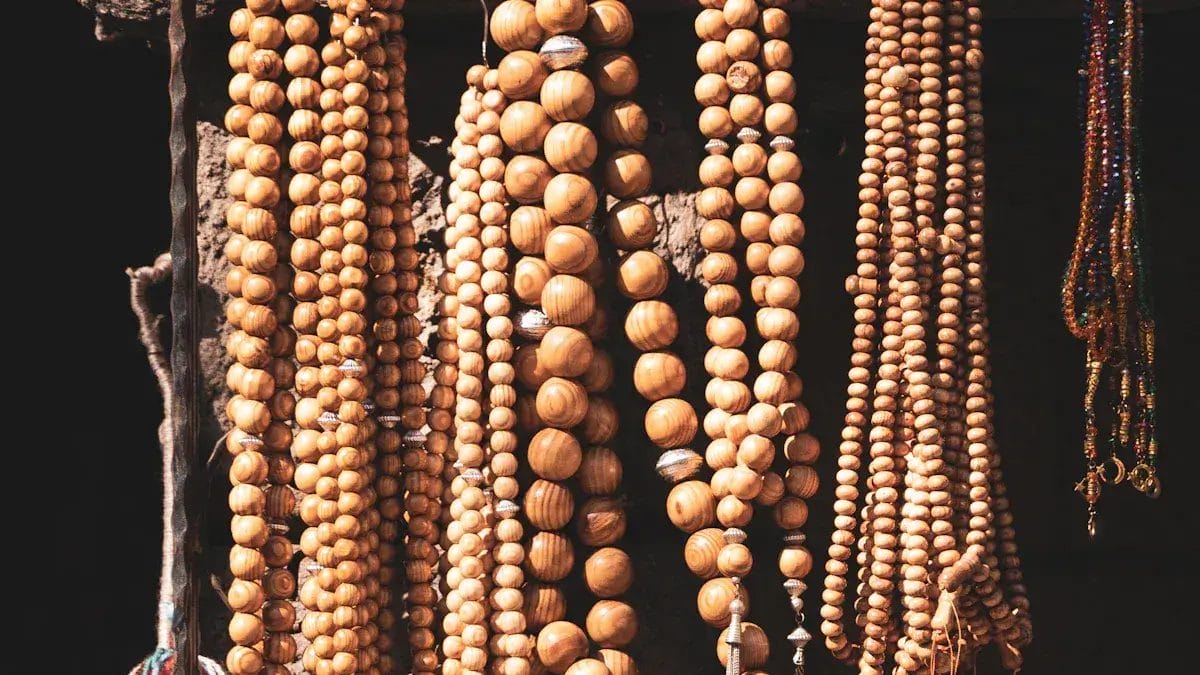 Gros plan de plusieurs colliers de perles en bois suspendus ensemble.
