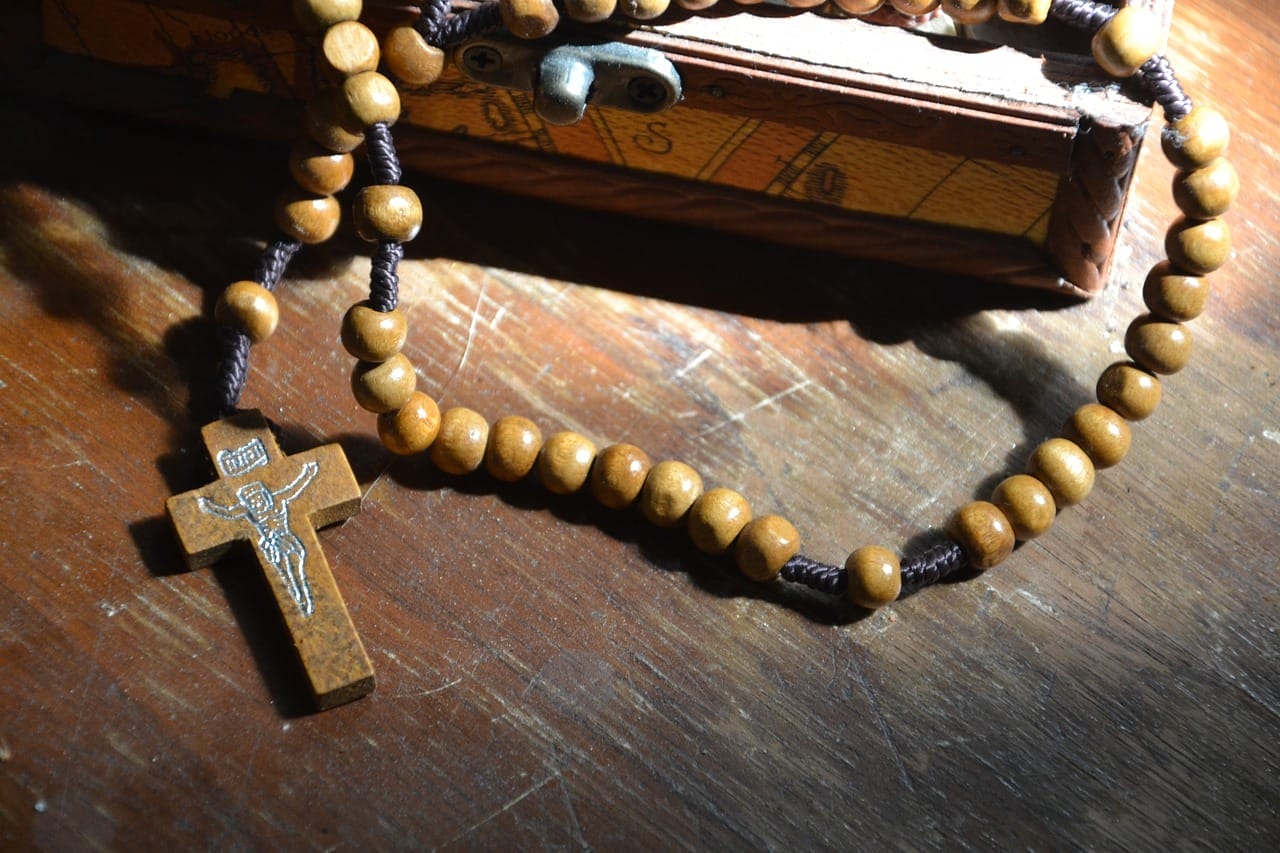 Chapelet en bois avec crucifix sur bois foncé