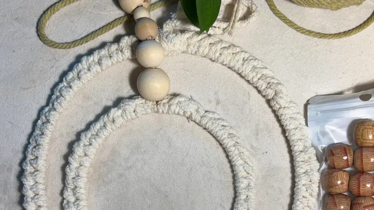 Tenture murale en macramé DIY avec perles en bois