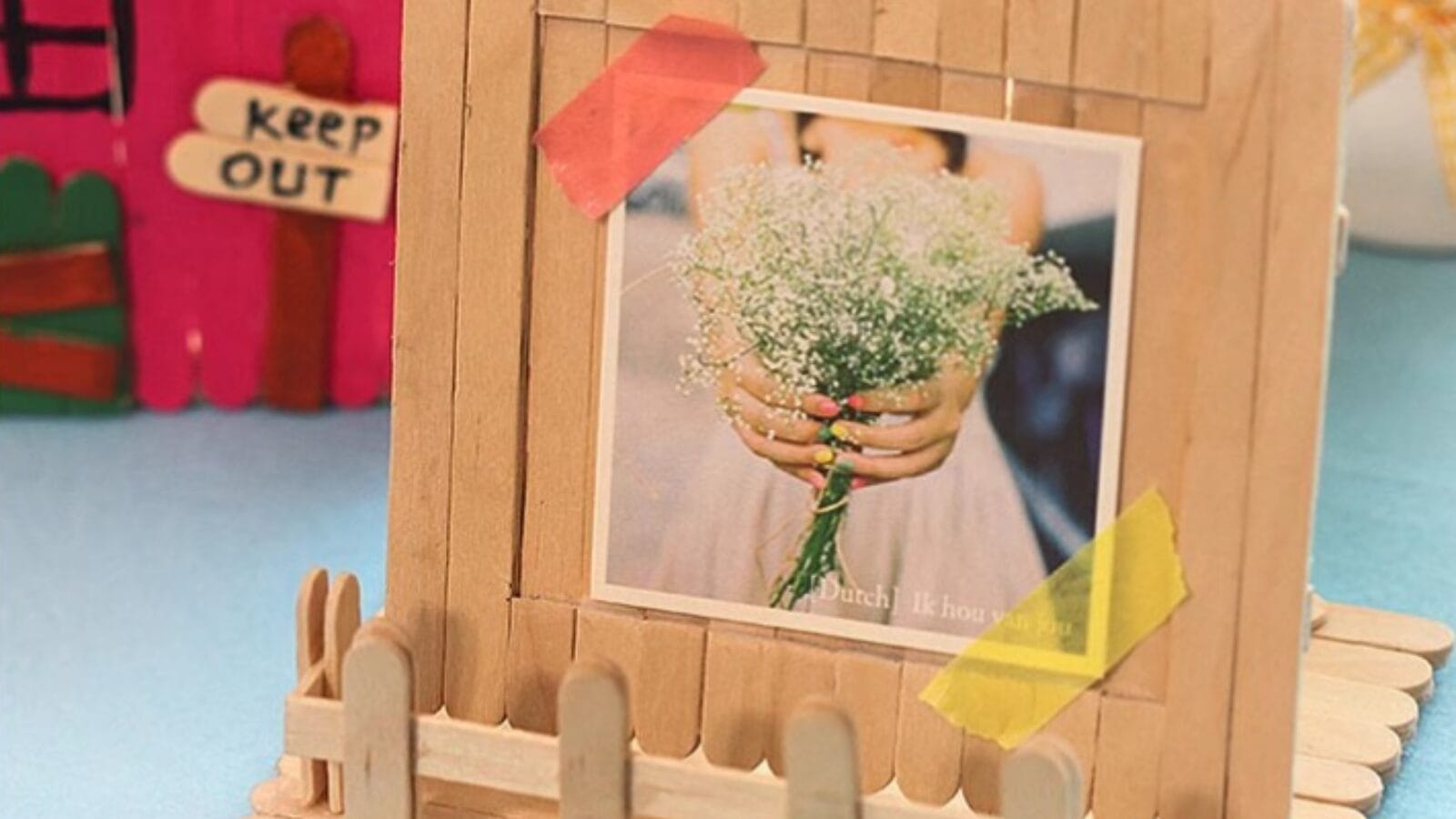 Cadre photo en bâtonnet de glace avec photo de mariage et accents de ruban washi.