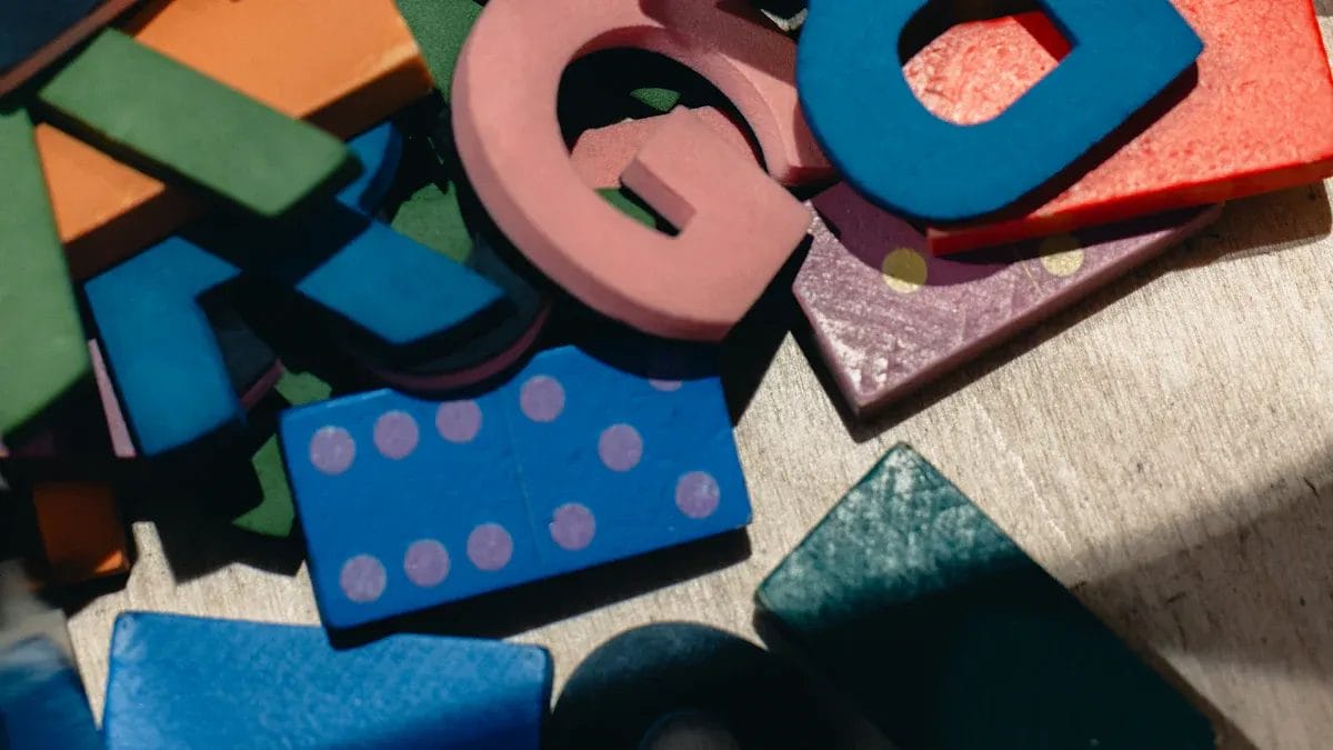 Blocs d'alphabet colorés, chiffres et lettres en bois, ainsi que des tuiles de lettres dispersés sur une surface.