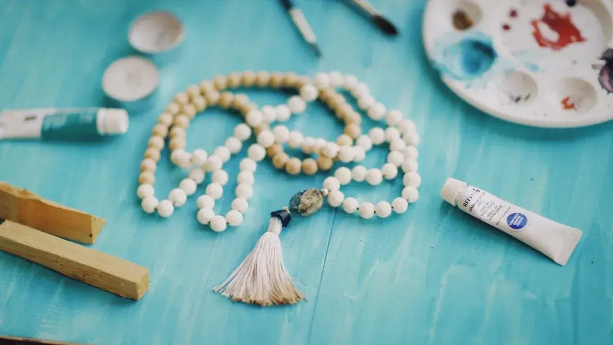 Comment peindre des perles en bois, à l’aide de tubes de peinture et d’une palette d’artiste