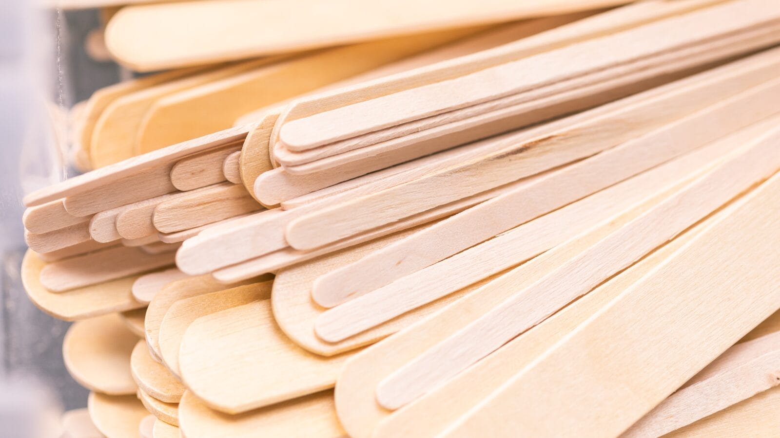 Gros plan d'une pile de bâtonnets en bois de glace.