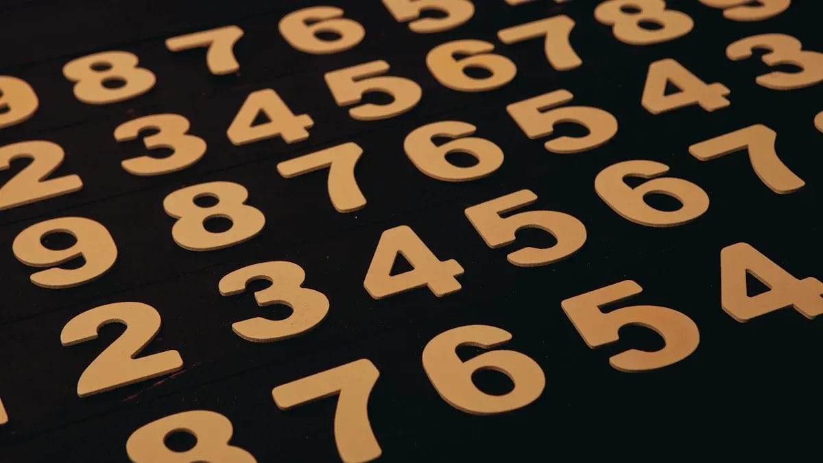 Chiffres en bois de 2 à 9 dispersés sur une surface sombre.