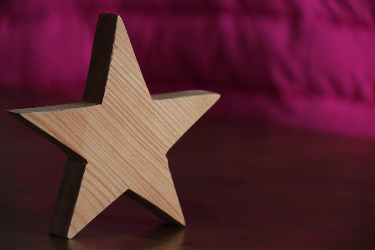 Étoile en bois sur une surface sombre