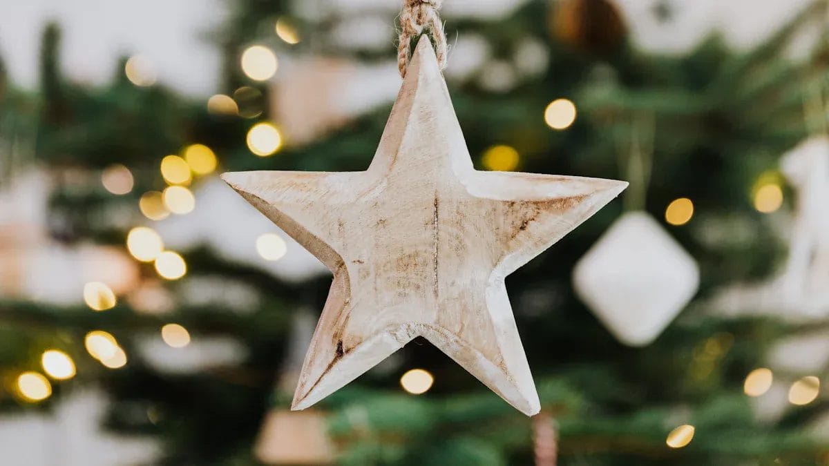 Forme en bois étoile rustique suspendue à un arbre de Noël.