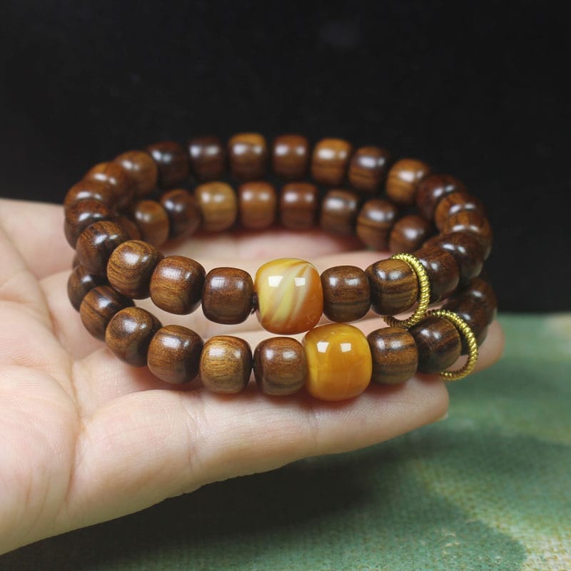 Bracelet double brin de perles de bois foncé et d'accents d'ambre.