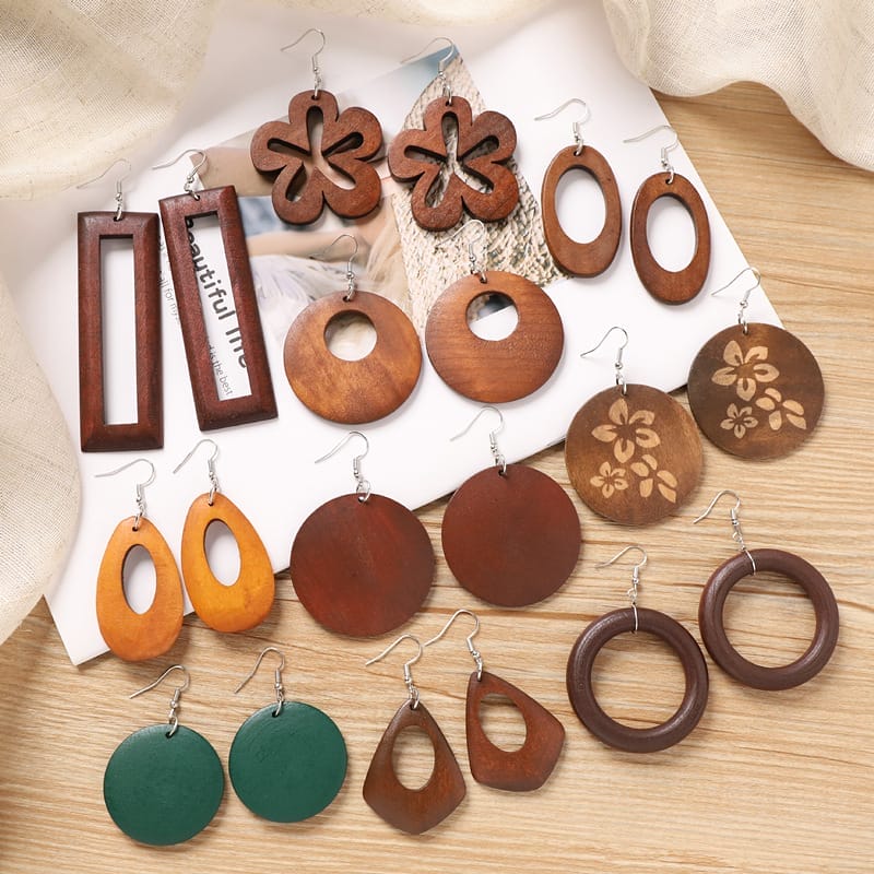 Assortiment de grosses boucles d'oreilles en bois ; formes et couleurs variées. Vente en gros.