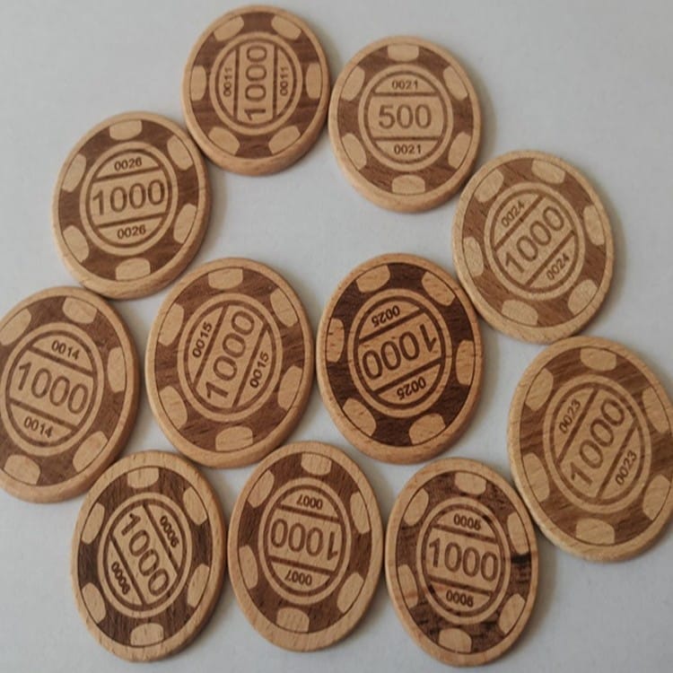 Jetons de casino en bois, valeurs 1000 et 500, en hêtre. Offre professionnelle.