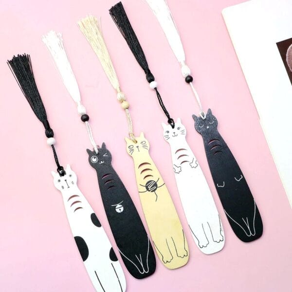 Cinq adorables marque-pages en bois avec pompons et motif chat. Vente en gros.