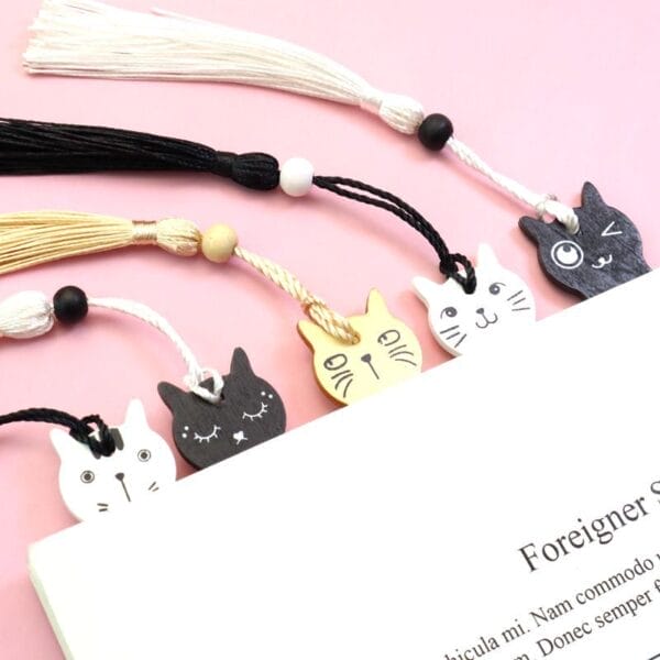 Adorables marque-pages en bois avec pompons et motif chat de dessin animé. Vente en gros.