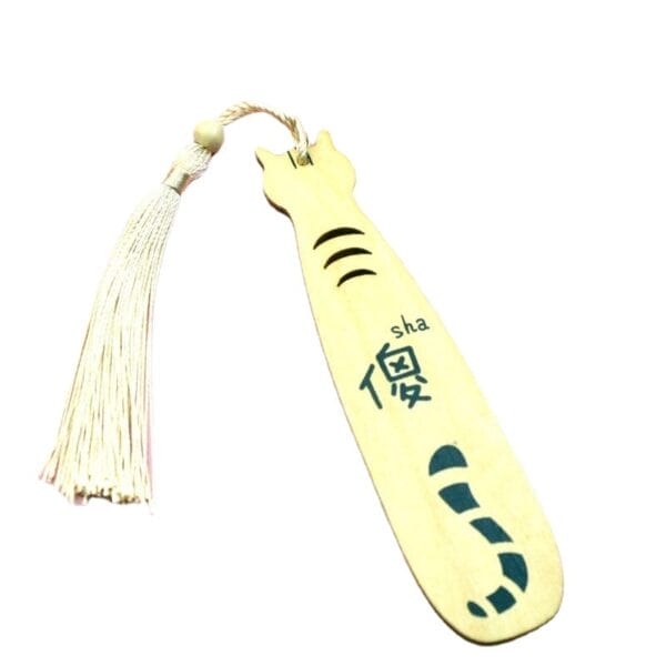 Marque-page chat en bois avec pompon, inscription « sha 傻 ». Vente en gros.