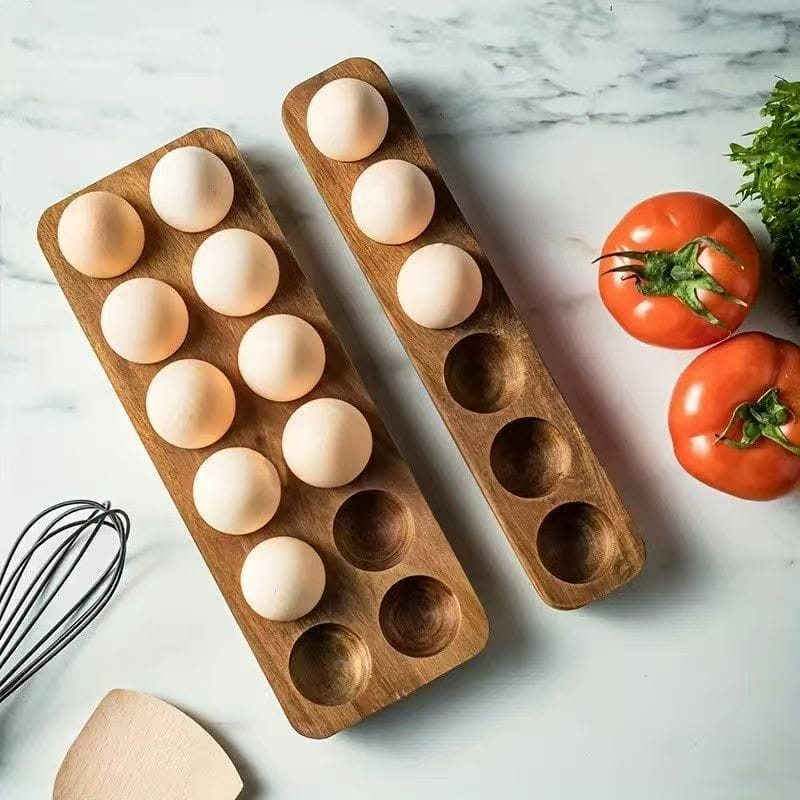 Deux coquetiers en bois remplis d'œufs. Parfaits pour les cuisines professionnelles.