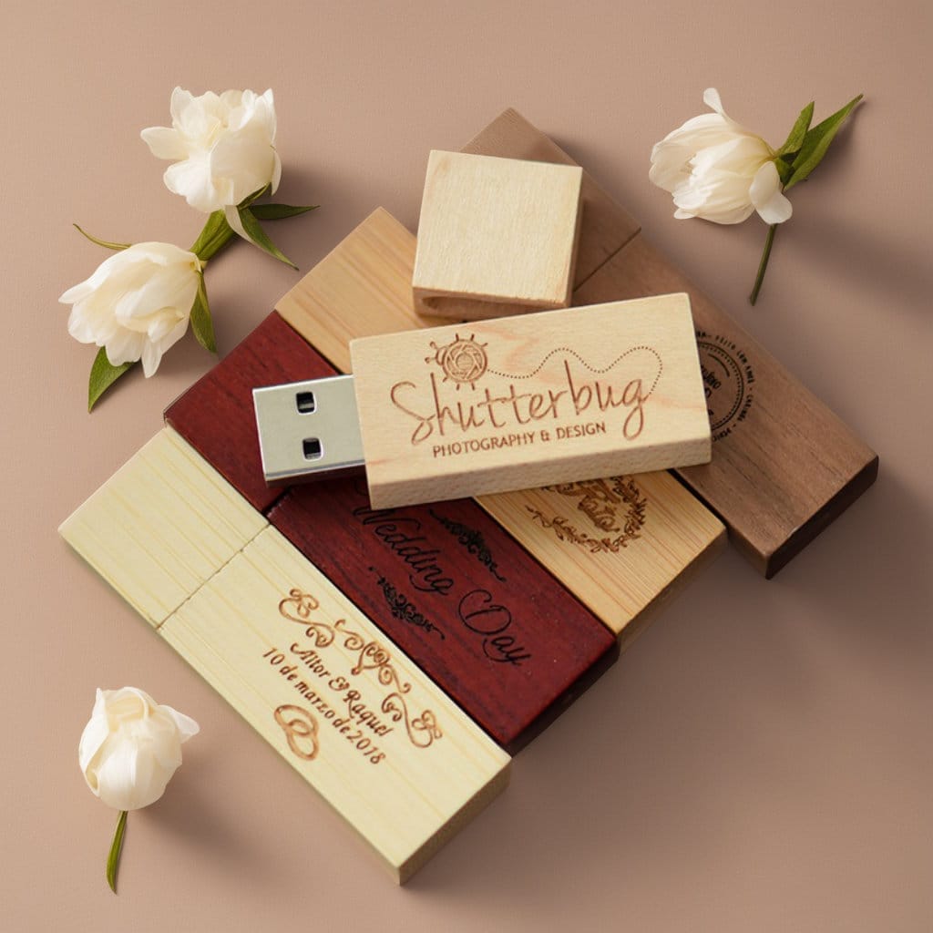 Clés USB en bois gravées, cadeau de mariage homme original. "Shutterbug Photography & Design" et date de mariage.