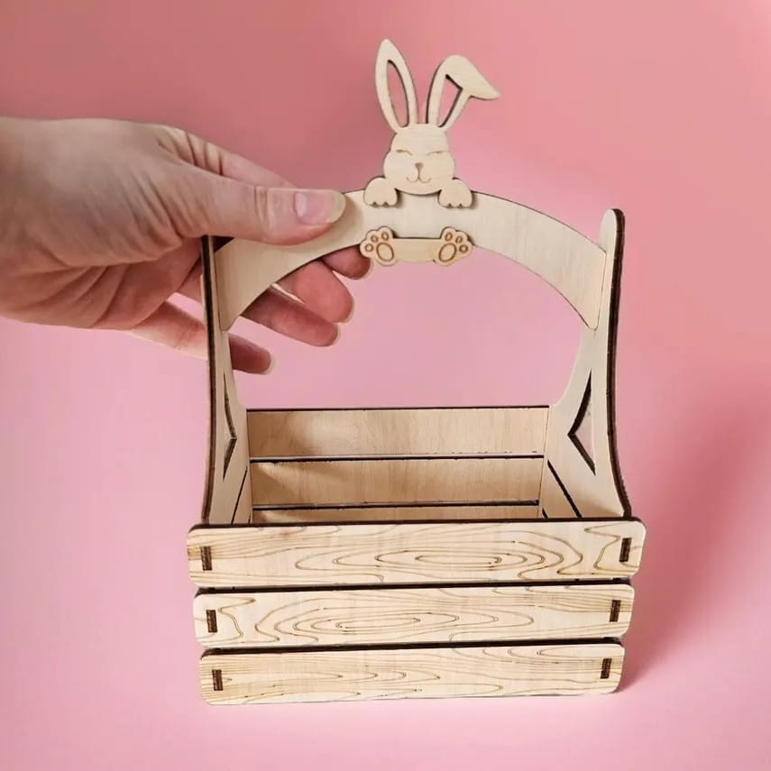 Panier de Pâques en bois avec lapin découpé, idéal pour cadeaux personnalisés. Offre grossiste.
