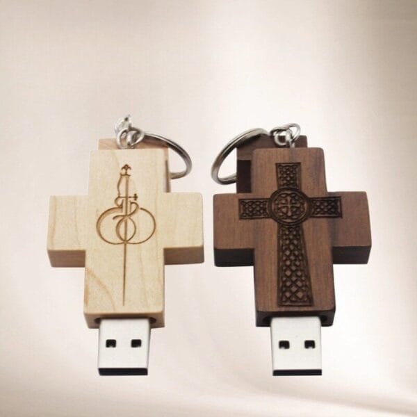 Clés USB originales en bois en forme de croix avec gravures personnalisées.