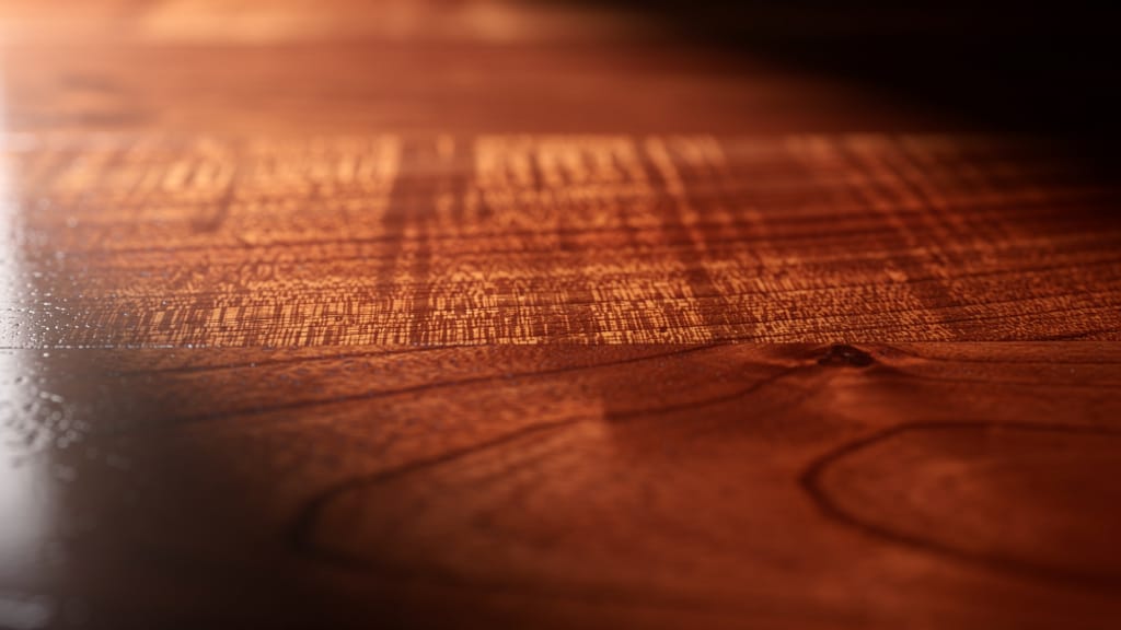 Bois de cerisier verni, détail de la texture pour l'artisanat bois.