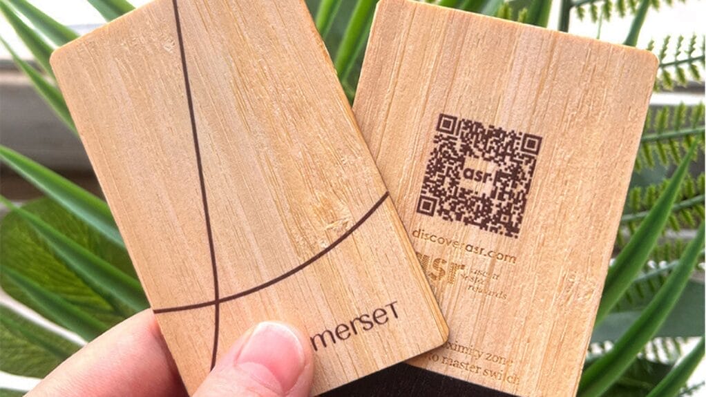 Deux cartes en bambou avec le logo "merset" et un QR code