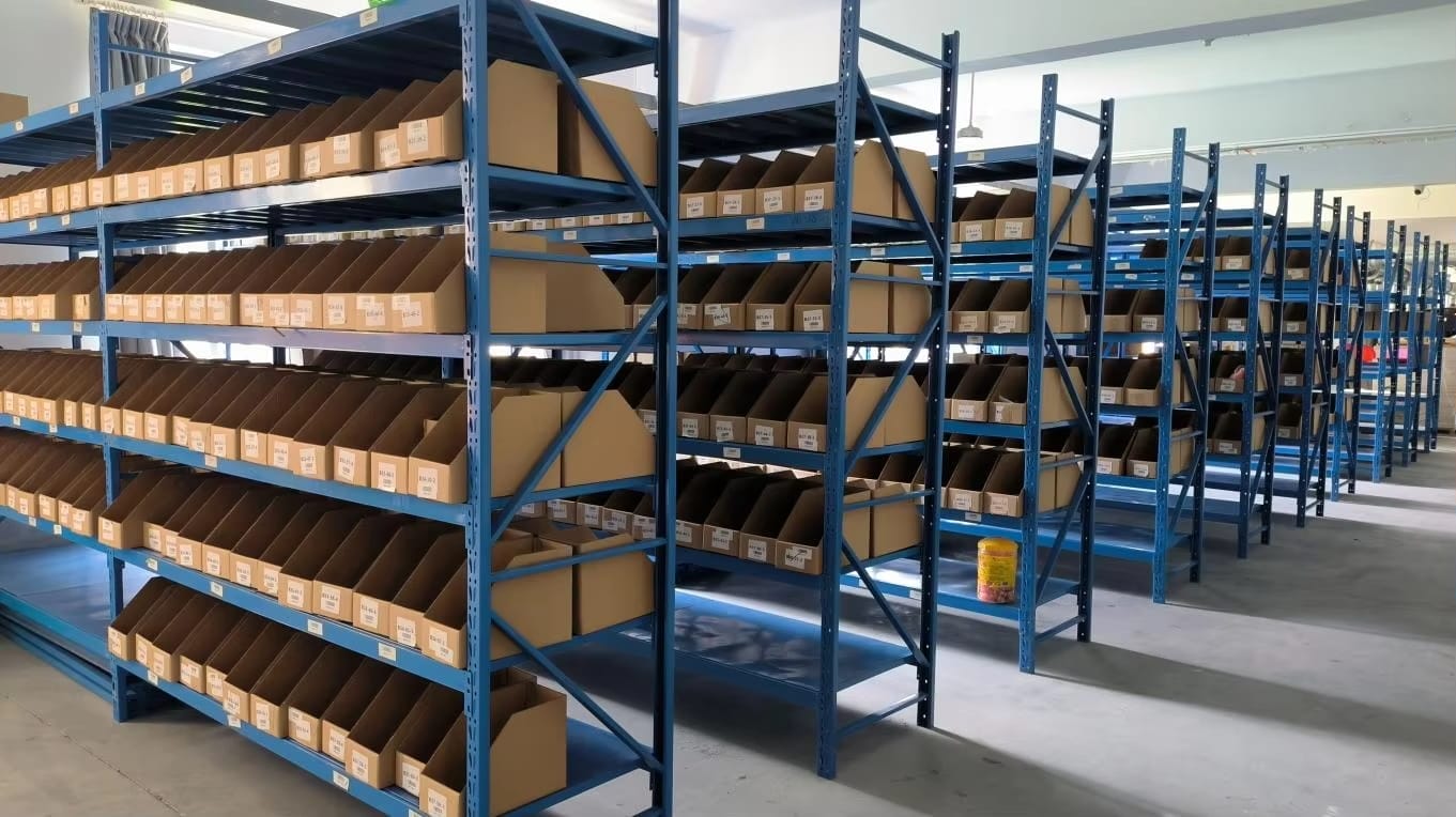 Rayonnages bleus remplis de boîtes dans un entrepôt pour le stockage et la gestion de l'inventaire.