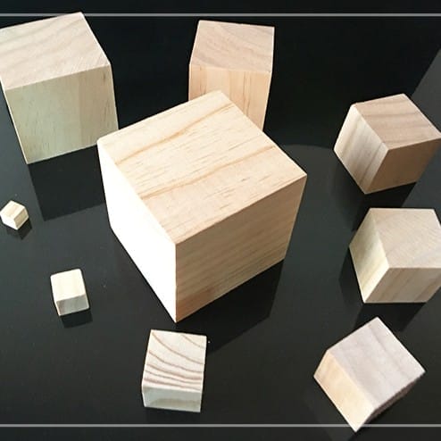 Blocs de bois : Cubes en pin naturel de différentes tailles pour modèles DIY.