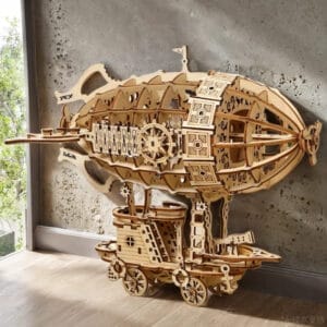 Puzzle 3D dirigeable en bois à assembler. Modèle réduit d'aérostat steampunk détaillé.