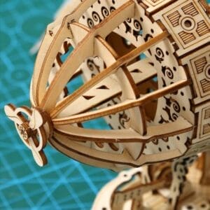 Détail d'un puzzle 3D dirigeable en bois à assembler, montrant l'hélice et la structure complexe.