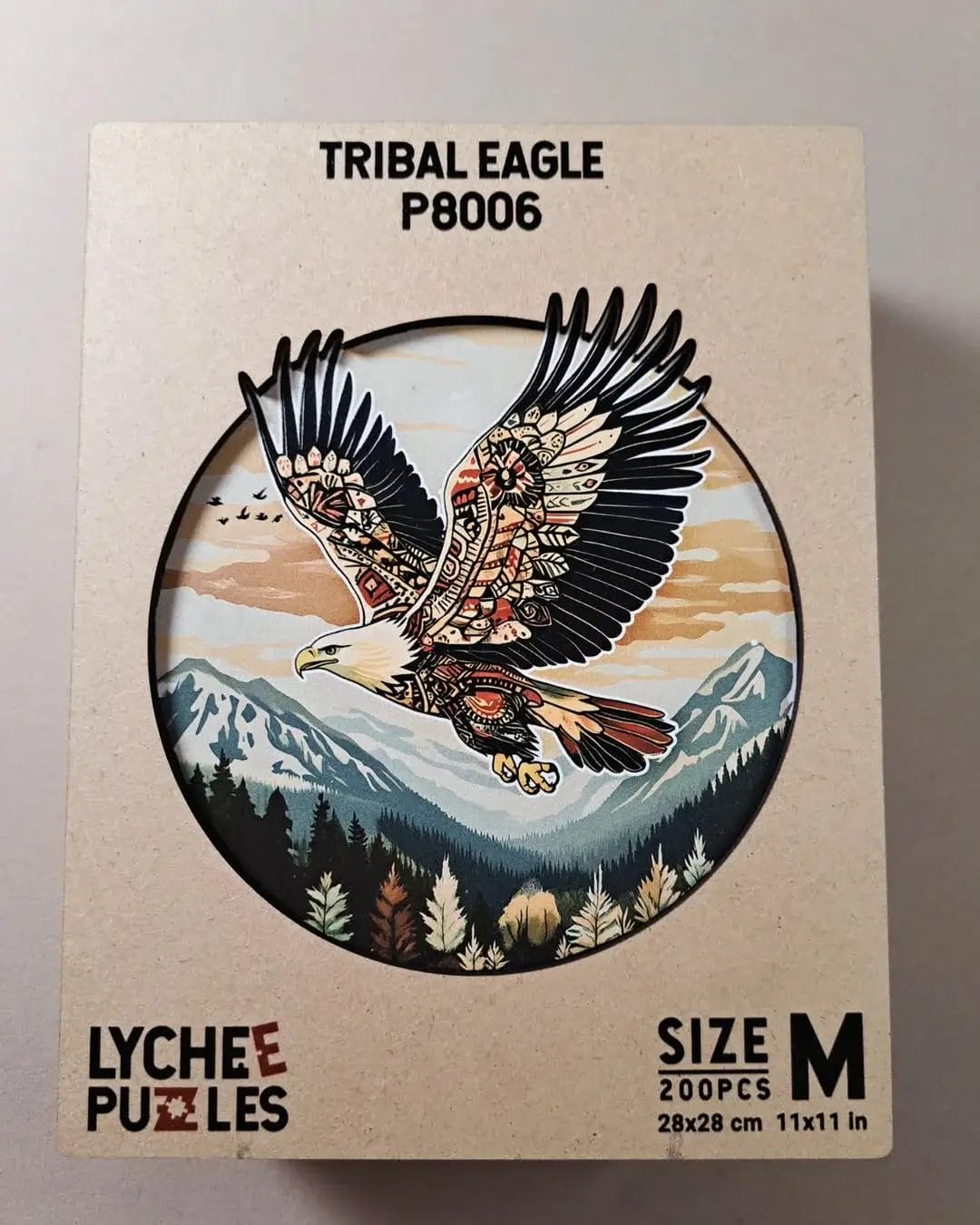 Puzzle aigle tribal en bois Lychee Puzzles, 200 pièces découpées au laser. Boîte carrée avec l'image du puzzle.