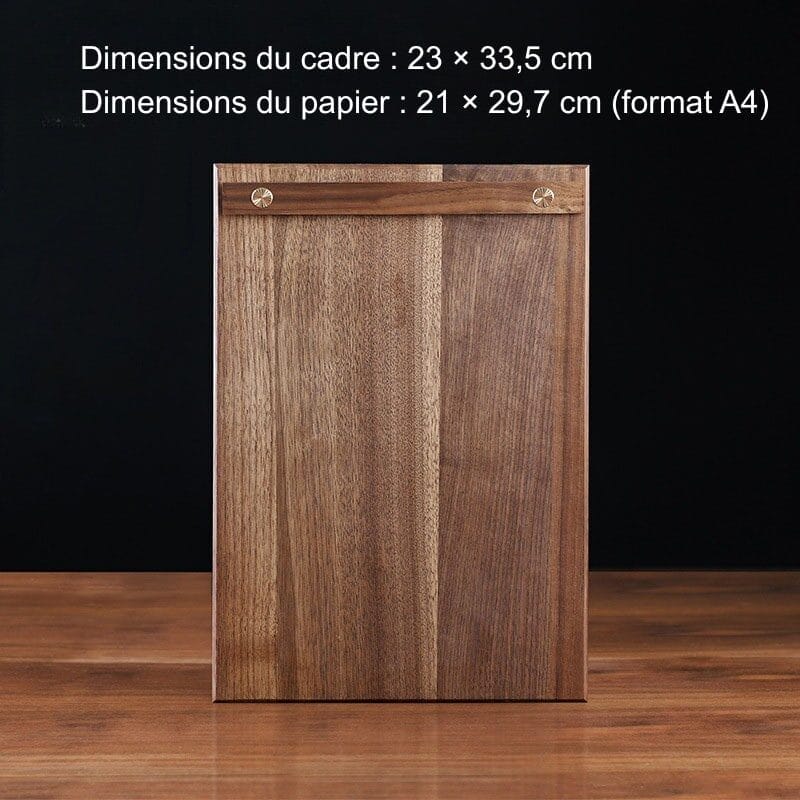 Porte menu bois vertical en noyer massif. Dimensions du cadre: 23 x 33,5 cm. Support menu bois professionnel.