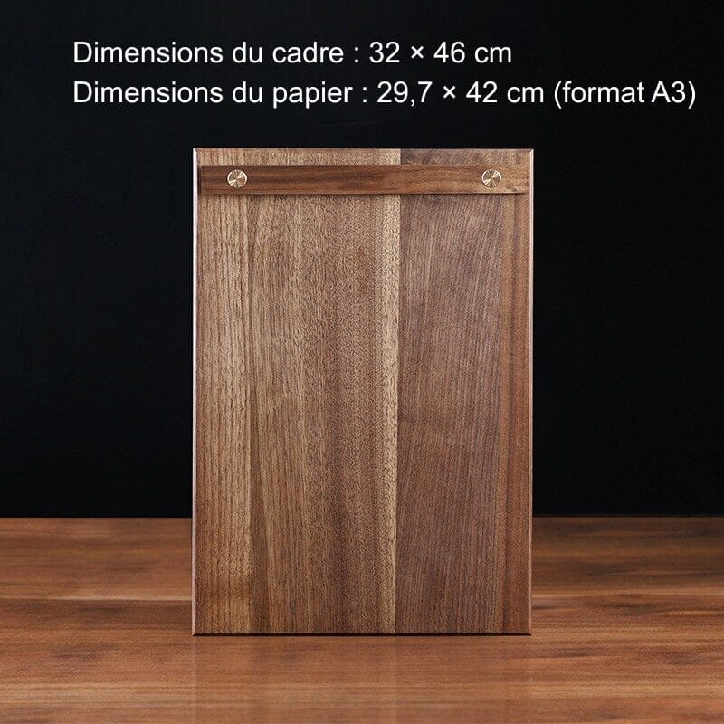 Support menu bois vertical en noyer massif, format A3. Dimensions: 32 x 46 cm.